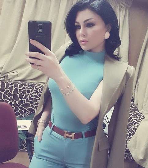 هيفاء وهبي تعتمد موضة الـ Jumpsuit باللون الازرق في مسلسل مريم