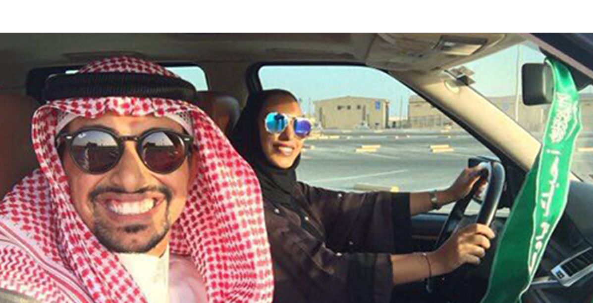 أول صورة تنشر لمرأة سعودية تقود مع زوجها تثير جدلاً واسعاً
