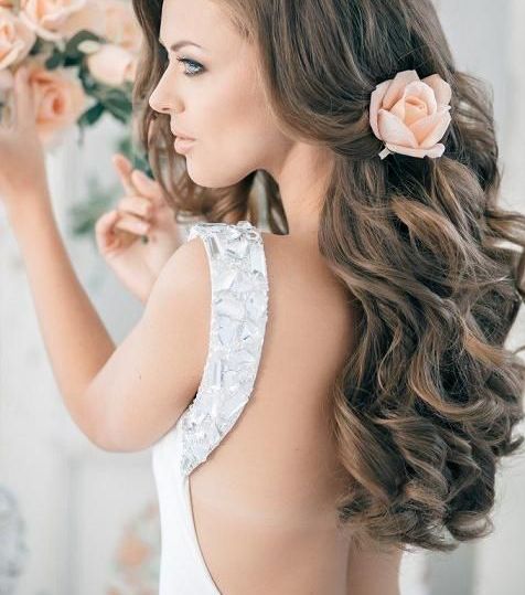 زيني شعرك المموج بزهرة صغيرة!
