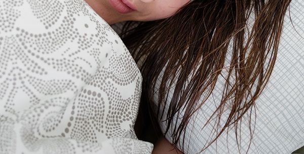 النوم بشعر مبلل