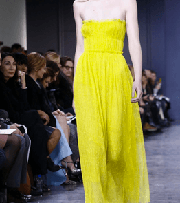 موضة الفستان بالقصة العارية على الاكتاف والمنسدلة من Jason wu لشتاء 2017