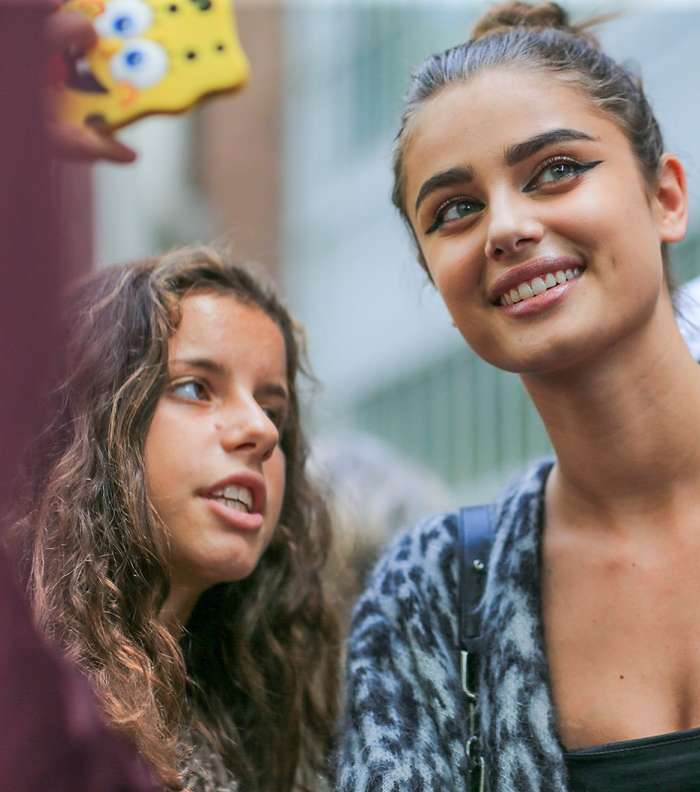 سلفي مع تايلور هيل في عاصمة الموضة الإيطاليّة