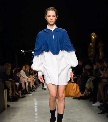 الفستان باسلوب الكنزة الفضفاضة مع السحابات على الياقة من Burberry لشتاء 2018
