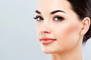 اعتماد أحمر الشفاه كبلاش وظلال عيون أيضا