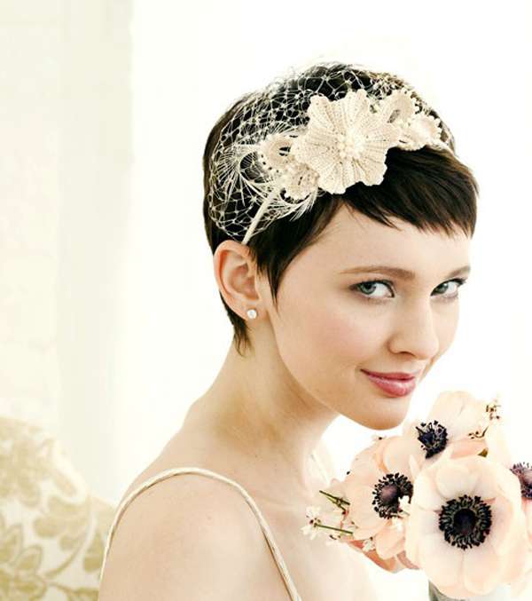 زيّني تسريحتك بالأكسسوارات الملفتة