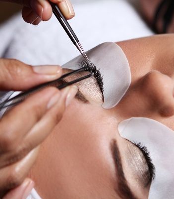 إعتني برموشك مع علاج الشهر من tips and toes