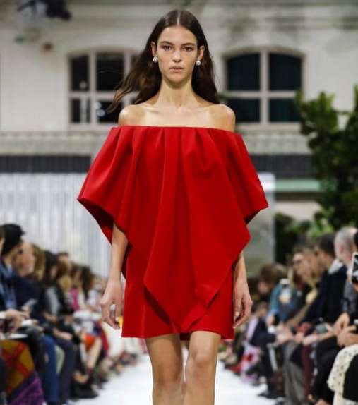 فستان احمر قصير بقصة الـ Off-Shoulders من توقيع علامة فالينتينو