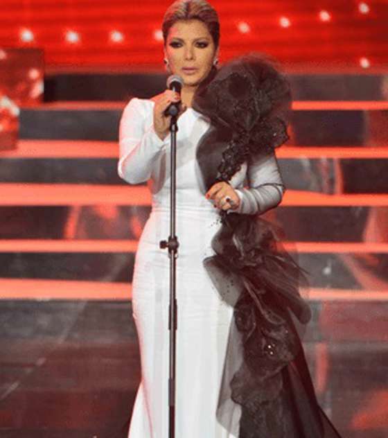 اصالة نصري تعتمد موضة الفستان بالقصة المستقيمة مع الكشاكش الضخمة