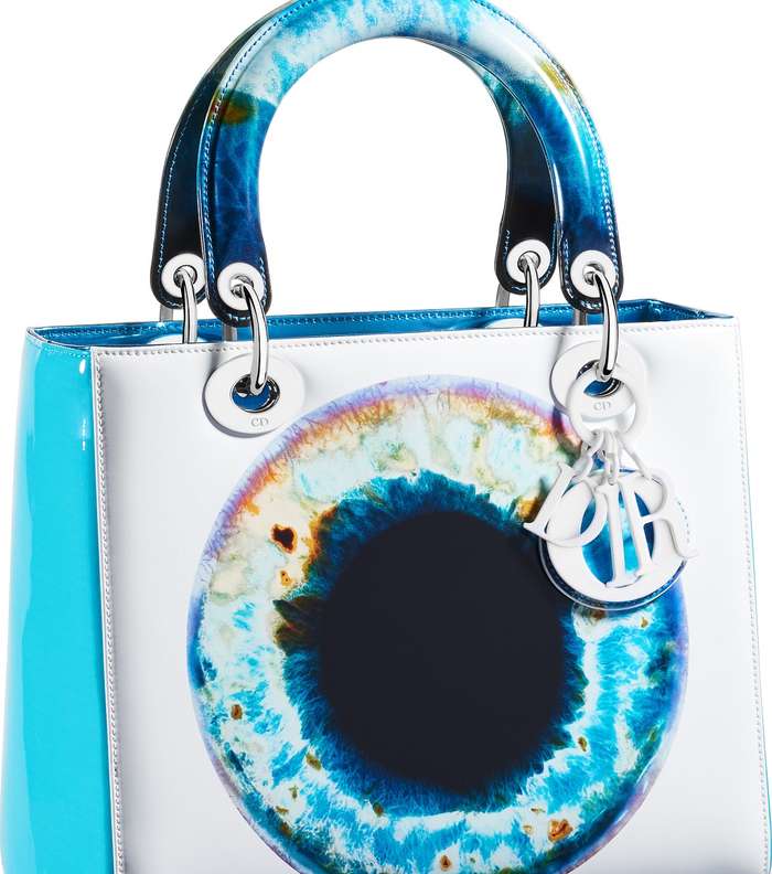 تالقي بحقيبة Lady Dior من تصميم Marc quinn
