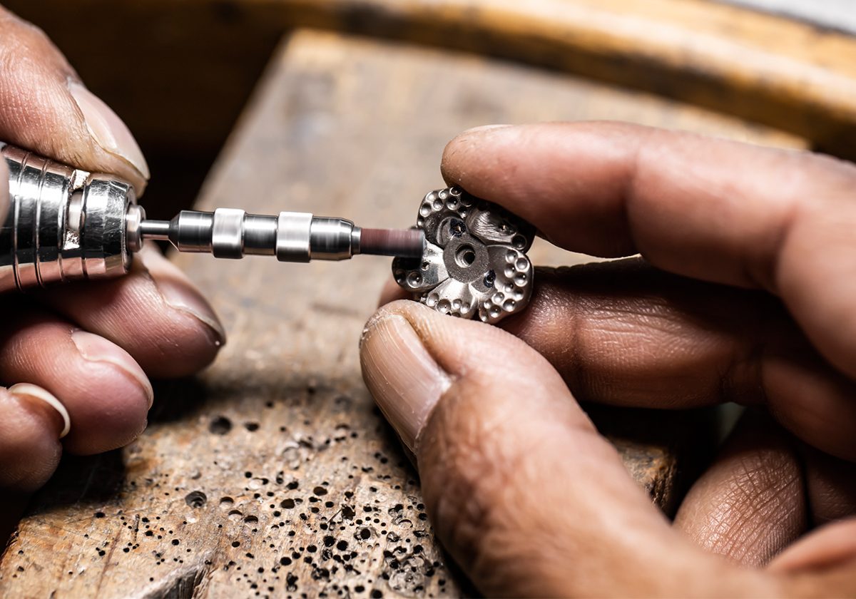 ديور تكشف عن المهارة الحرفيّة لحقائب الكلاتش المرصعة بالمجوهرات