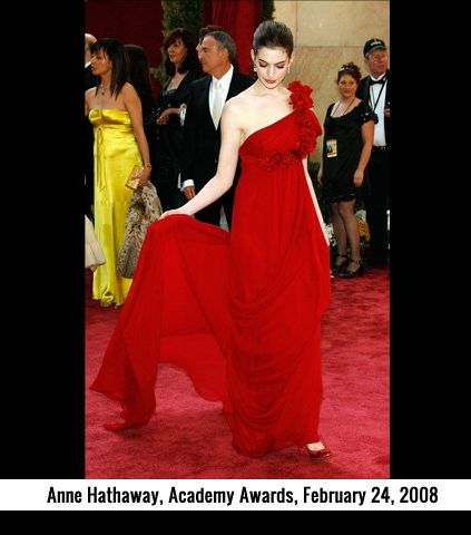 من حفل Academy Awards، آن هاثواي تتألق بفستان من توقيع ماركيزا