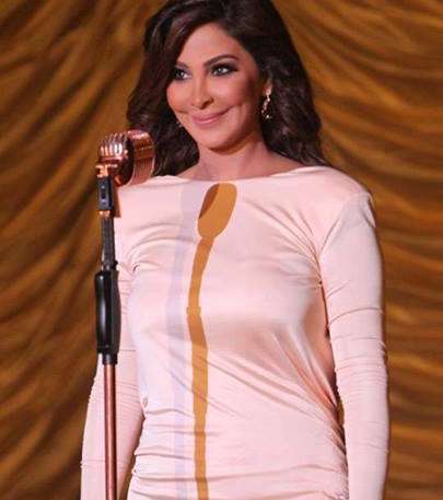 اليسا تعتمد الفساتين الكم طويل في اطلالاتها