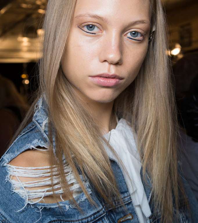 Tadashi Shoji وخط الجفون السفلية الأسود.