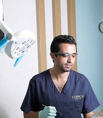 الأطباء في كلينيكا جويل يعتمدون نظارات جوجل 