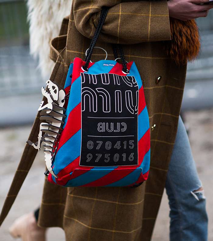 معطف مقطع بالمربعات وحقيبة  Miu Miu بموضة الـ Color Blocks في شوارع باريس