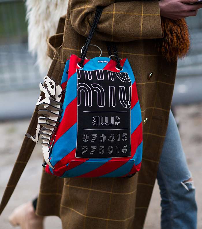 معطف مقطع بالمربعات وحقيبة Miu Miu بموضة الـ Color Blocks في شوارع باريس