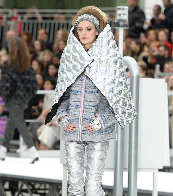 السروال الميتاليكي مع المشلح الميتاليكي بقصة الياقة العالية من CHANEL لشتاء 2018