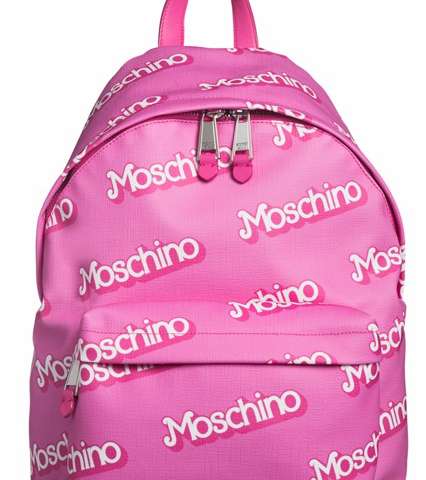 من التصاميم التي نتوقّع أن تنتشر في عالم الموضة من مجموعة الباربي، حقيبة الظهر هذه