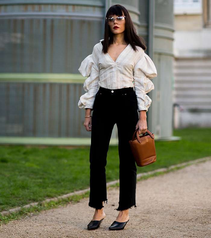 قميص بالاكمام المنتفخة وقصة الـ V عند مستوى الصدر في شوارع باريس