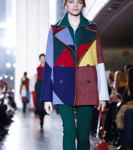المعطف بموضة الـ Color Blocks من توري بورش لشتاء 2017