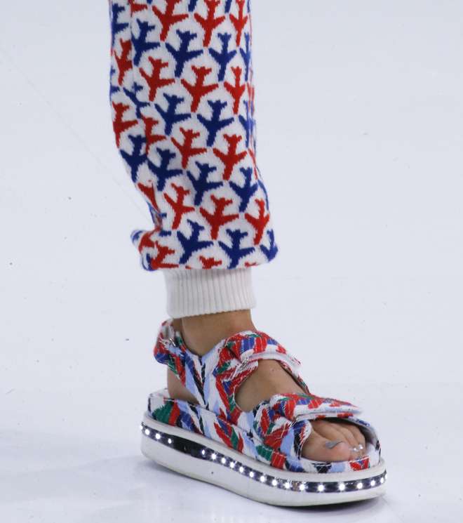 حذاء صندل باسلوب الـ Slides من CHANEL لصيف 2016