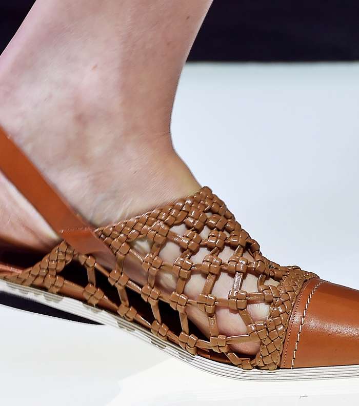 حذاء الصنادل المشبك من امبوريو ارماني لصيف 2016