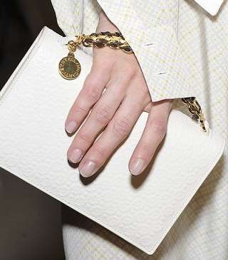 موضة جديدة في عالم الحقيبة الصغيرة