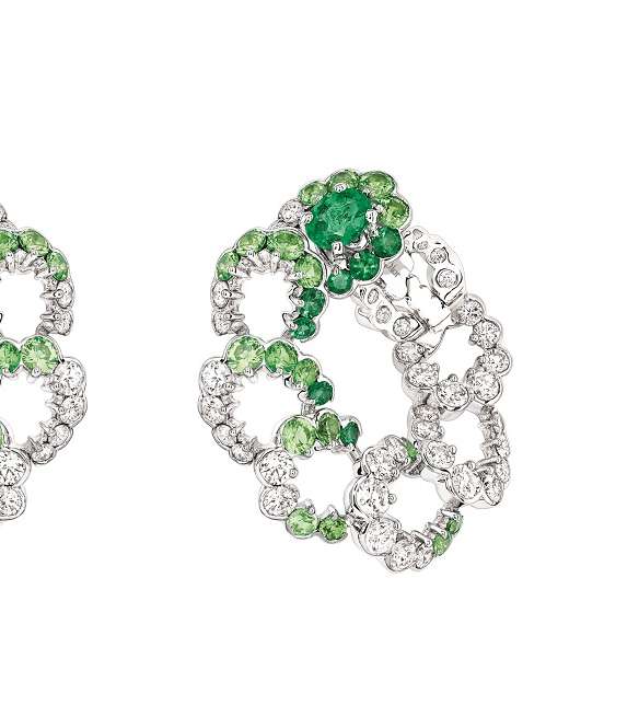 اقراط مميزة من مجموعة Archi Dior تجدينها في متجر ديور الجديد في باريس