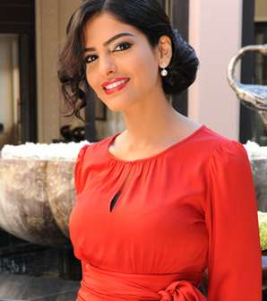 إطلالة أنيقة باللون الأحمر الجذاب