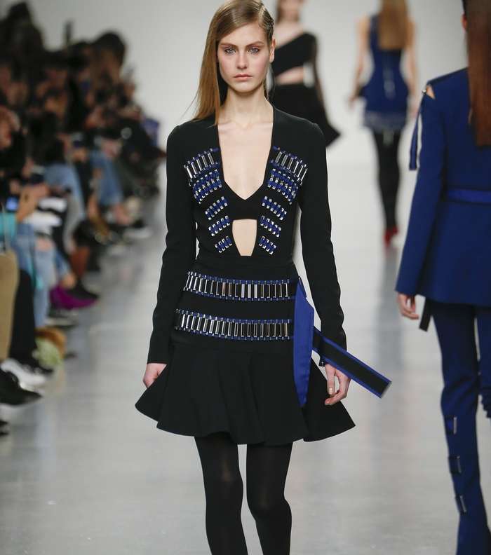 الفستان المزين بقطع ميتاليكية بقصة التنورة الواسعة والقصة المنخفضة على الصدر من David Koma لشتاء 2018