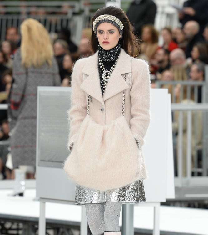 الشورت الميتاليكي مع المعطف الفرو الزهري من CHANEL لشتاء 2018