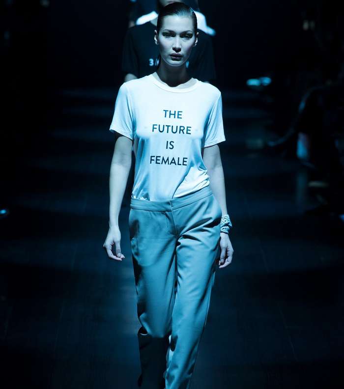 T Shirt مطبعة بشعارات مميزة من Prabal Gurung لشتاء 2018