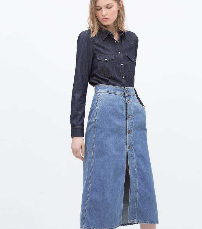 اذا كنت ترتدين التنورة ذات الطول المتوسط والمزينة بالازرار ضعي القميص تحتها