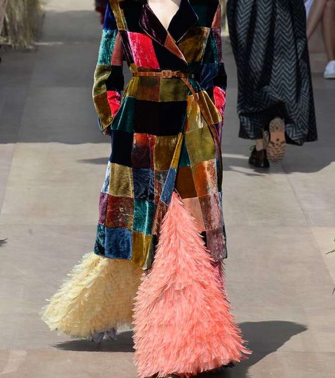 تنورة الريش مع معطف الـ Patchwork من ديور لشتاء 2018