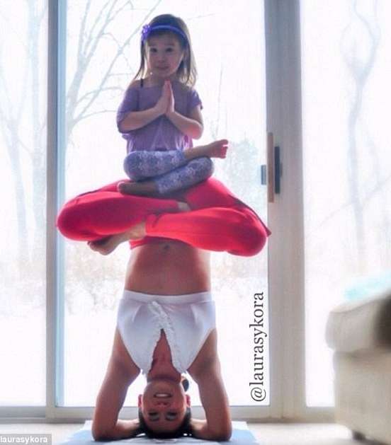 تستمتعان بحركات اليوغا ...