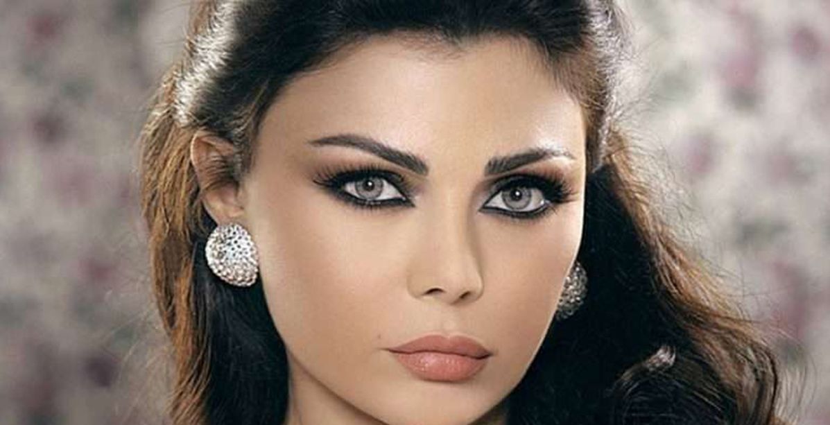 صورة عفوية كشفت خاتماً ماسياً في اصبع البنصر... فهل تزوجت هيفاء وهبي؟