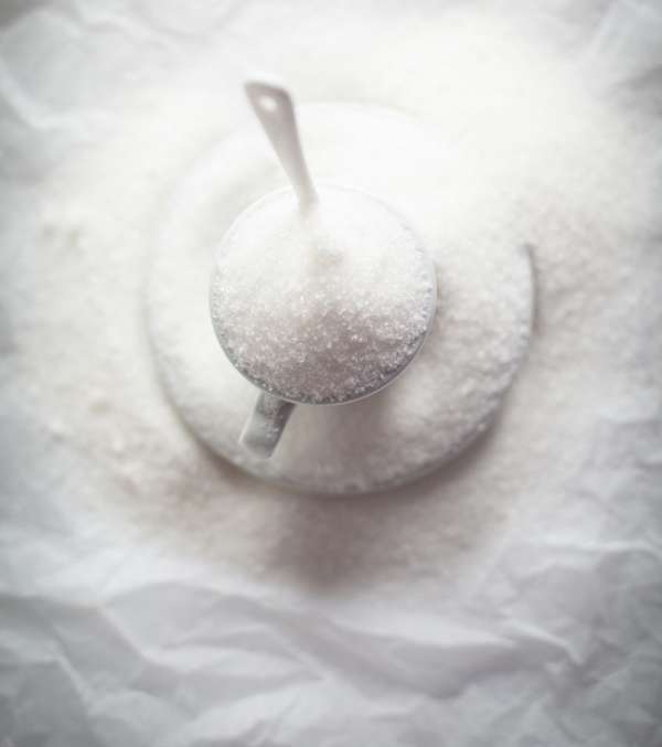 مزج السكر مع زيت الزيتون لترطيب الشفاه وتقشيرها