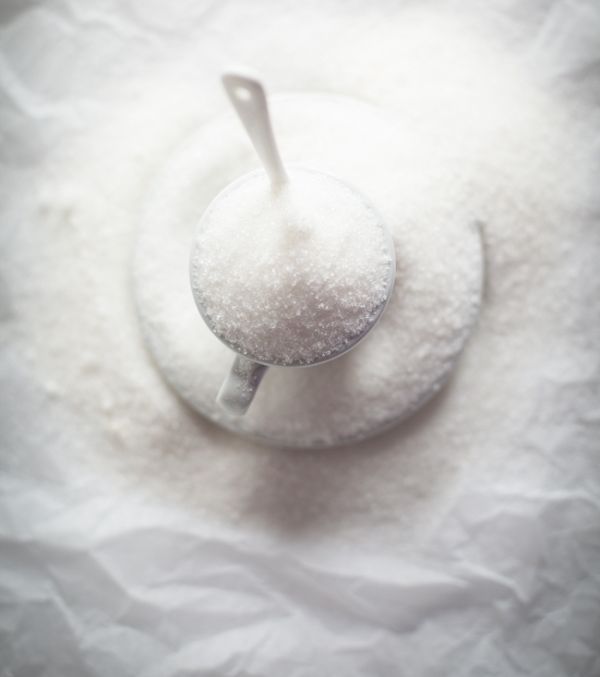 مزج السكر مع زيت الزيتون لترطيب الشفاه وتقشيرها