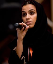 عليا الشامسي أوّل مصوّرة فوتوغرافية إماراتيّة
