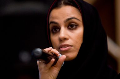 عليا الشامسي أوّل مصوّرة فوتوغرافية إماراتيّة