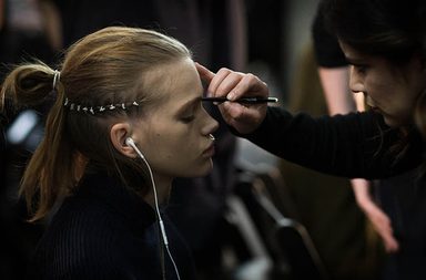 بالصور، كواليس عرض أزياء DKNY بعدسة ياسمينة