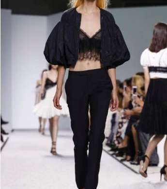 اليك صيحات صيف 2017 مع مجموعة Giambattista Valli الجديدة