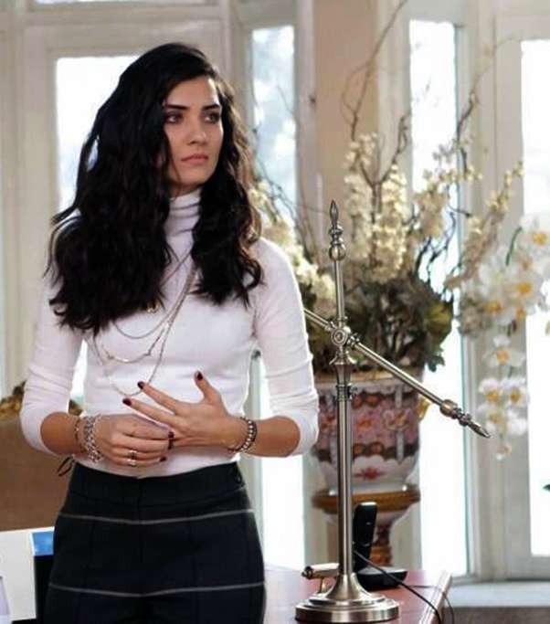 صور ازياء توبا بويوكوستن في العشق الاسود