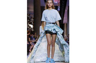 عرض ازياء روبيرتو كافالي لصيف 2016 من اسبوع الموضة في ميلانو