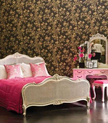 غرفة نوم مفعمة بالأنوثة مع ورق جدران مطبّع