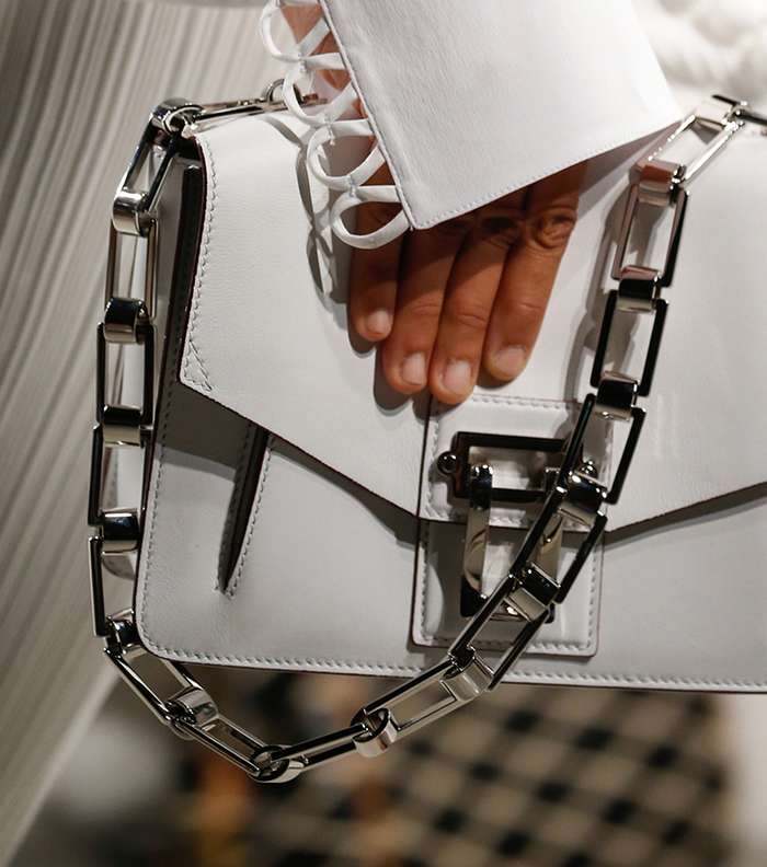 حقيبة كتف بسلاسل معدنية من Proenza Schouler لصيف 2016