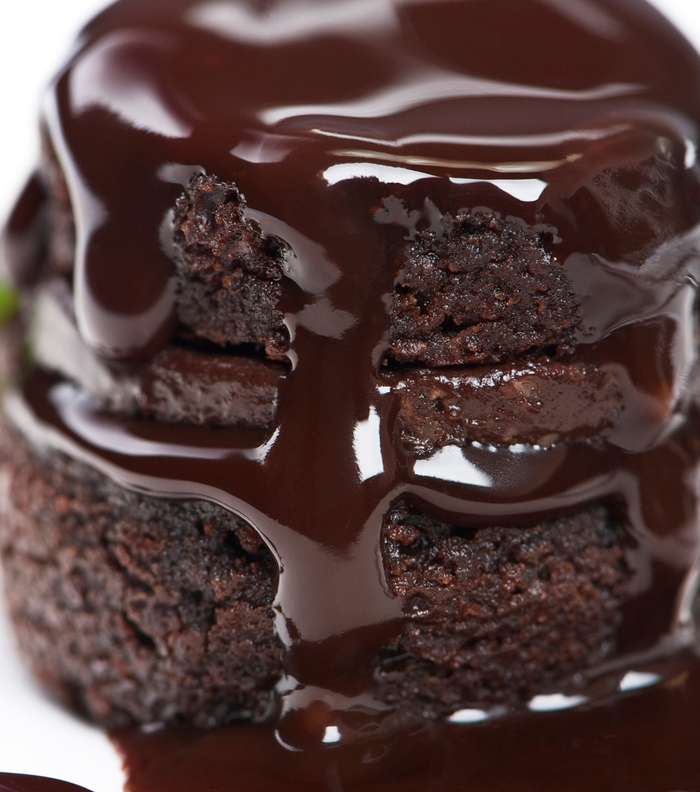 مواد الشوكولا لا تتلاءم مع طبيعة البشرة الدهنيّة، لذا خففي من تناوله! 