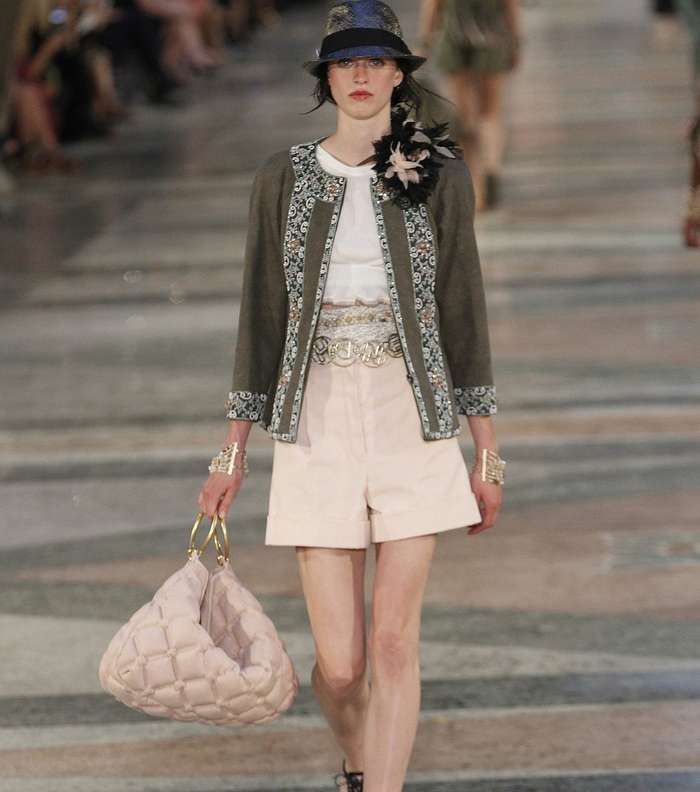موضة الشورت القصير وبقصة الخصر العالي من CHANEL كروز 2017