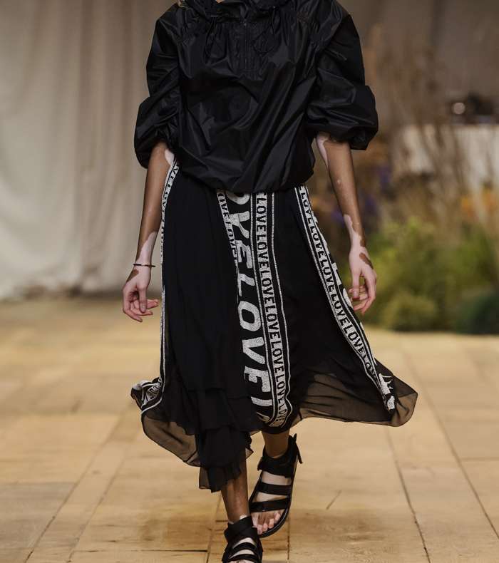 تنورة التول المطبعة بشعار الحب مع التوب الرياضية المنفوخة من H&M Studio لصيف 2017