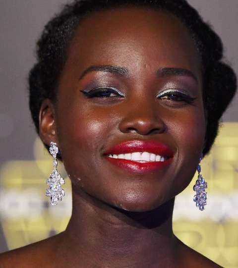 أحمر الشفاه الكرزي مع لوبيتا نيونغو